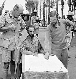 Archivo:Haile Selassie, Emperor of Abyssinia, with Brigadier Daniel Arthur Sandford (left) and Colonel Wingate (right) in Dambacha Fort, after it had been captured, 15 April 1941. E2462