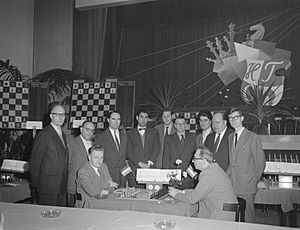 Archivo:Hoogovenschaaktoernooi. Deelnemers aan toernooi, Bestanddeelnr 908-2322