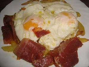 Archivo:Huevos estrellados con patatas y jamón