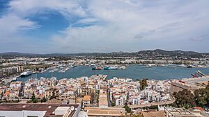 Archivo:Ibiza City seaport from Dalt Vila asv2023-04 img4