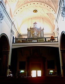 Archivo:Iglesia de San Miguel y San Julián, Valladolid, España. Vista hacia los pies, con el coro.