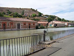 Archivo:Image-Canal de Castilla dársena valladolid 2
