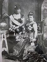 Archivo:Kapiolani and Liliuokalani at Golden Jubilee (Onipaa)