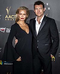 Archivo:Lara Bingle and Sam Worthington on 2014 AACTAS Awards red carpet (2)