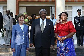 Archivo:Laura Bush with Zambian President Levy Mwanawasa and First Lady Maureen Mwanawasa