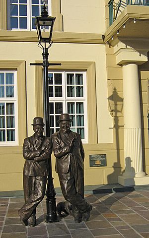 Archivo:Laurel and Hardy statue - geograph.org.uk - 1325999