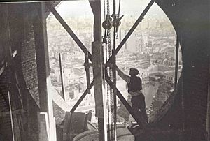 Archivo:Legislatura de la Ciudad de Buenos Aires - Construcción del reloj del Palacio