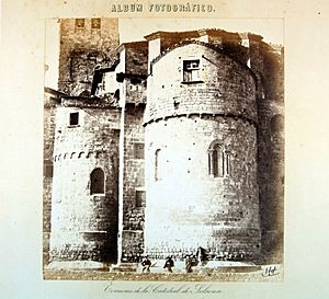 Archivo:Les torres de la catedral de Solsona