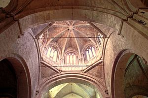Archivo:Monestir de Sant Cugat - Cimbori des de l'altar