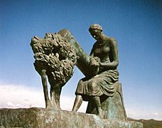 Monument a la puntaire de l'Arboç.Obra de l'escultor Joan Tuset i Suau
