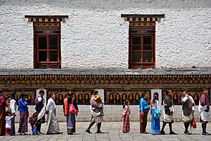 Archivo:National clothes (Bhutan)