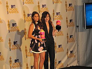 Archivo:Nikki Reed and Elizabeth Reaser at 2010 MTV Movie Awards
