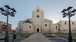 Archivo:Palencia Cathedral 2023 - West Façade Panorama
