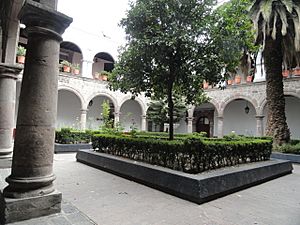Archivo:Parroquia de San Juan Bautista en Coyoacan - Claustro del Ex-Convento