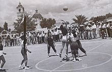 Archivo:Plaza Cuautémoc en Santiago Tequixquiac (1966)