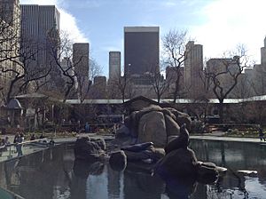 Archivo:Sea lion pool in Central Park Zoo, New York City 2013