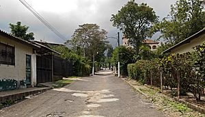 Archivo:Street in Tamanique 2012