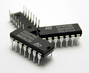 Archivo:Three IC circuit chips