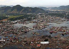 Archivo:US Navy 050102-N-9593M-040 A village near the coast of Sumatra lays in ruin after the Tsunami that struck South East Asia