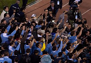 Archivo:Uruguay players with CA trophy