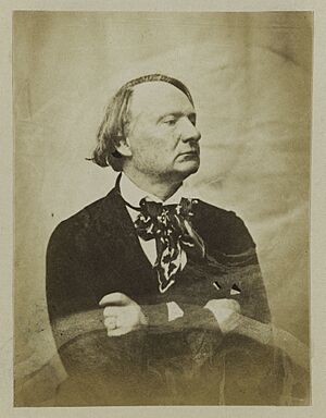 Archivo:Victor Hugo, bras croisés et foulard autour du cou, 2257FOL22