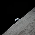 Vista de la Tierra creciente menguante vista sobre el horizonte lunar sobre el cráter Ritz