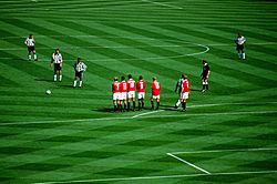 Archivo:1999 FA Cup Final Solano free kick