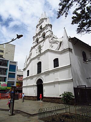 Archivo:2018 iglesia de La Veracruz - Medellín