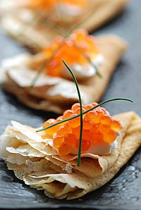 Archivo:Blini with sour cream and red caviar