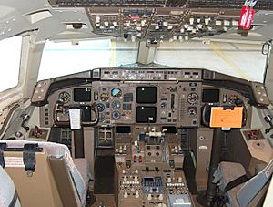 Archivo:Boeing 757-200 flight deck view