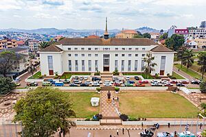 Archivo:Buganda Court Building1