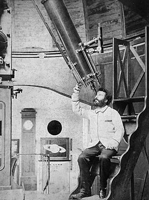 Archivo:Camille Flammarion at the eyepiece of his 9½-inch Bardou refractor at his Juvisy observatory