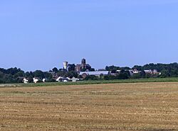 Couvron-et-Aumencourt depuis la voie ferrée (juillet 2024).JPG