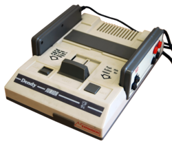 Archivo:Dendy Junior II frontrt ctrls