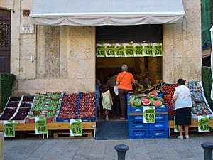 Archivo:E5310-Tarragona-greengrocery-on-the-main-square