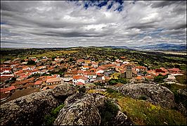 El Mirón desde el castillo con La Serrota al fondo