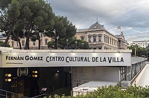 Archivo:Entrada al Fernán Gómez con la Biblioteca Nacional al fondo