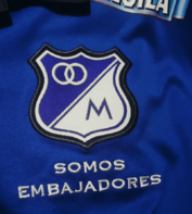 Archivo:Escudo indumentaria Millonarios 2015