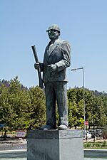 Archivo:Estatua Edmundo Pérez Zujovic, Vitacura, Santiago 20200127 05