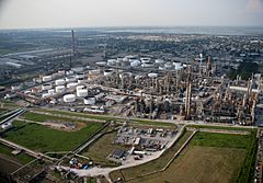 Archivo:FEMA - 37677 - Aerial of a Louisiana oil refinary repaired since Katrina
