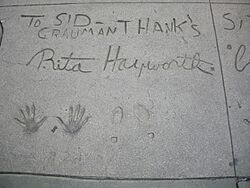 Archivo:Grauman's Chinese Theatre, rita hayworth