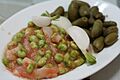 Habas con tomate, bacalao, rábanos y aceitunas - JuanJaén