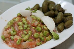 Archivo:Habas con tomate, bacalao, rábanos y aceitunas - JuanJaén