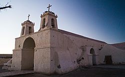 Archivo:Iglesia Chiu Chiu atardecer