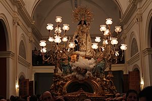 Archivo:La Virgen de la Cabeza atraviesa la iglesia - panoramio