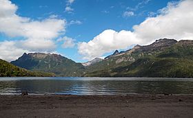 Lago General Pinto Concha Parque Nacional Hornopirén 04.jpg