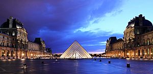 Archivo:Louvre at dusk