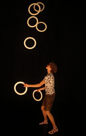 Archivo:Luca Pferdmenges juggling 7 rings