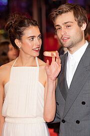 Archivo:MJK 68531 Margaret Qualley and Douglas Booth (Berlinale 2020)
