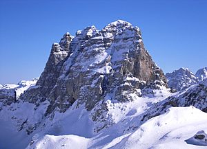 Archivo:Maja e Thatë (2406 m) in the Albanian Alps